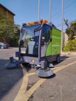 Balayeuse routière à cabine fermée pour les rues et les parcs industriels