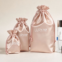 Sac en satin personnalisé avec cordon de serrage pour emballage de produits de soin et de toilette, sac cadeau en polyester satiné effet soie, petit et grand format, MOQ 100 pièces