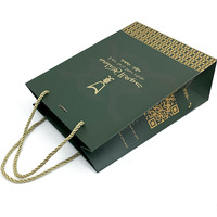 Sac cadeau de luxe en papier ivoire avec poignée en corde de coton, logo personnalisé en feuille d'or gaufrée, finition mate pour emballage de parfum, d'encens et d'agarwood