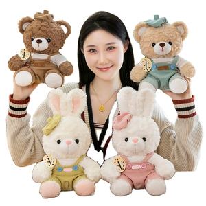 Ensemble <span class=keywords><strong>de</strong></span> jouets mignons ours et lapin en peluche-Animaux en peluche habillés <span class=keywords><strong>avec</strong></span> salopette Jouets en peluche - Product Image 1