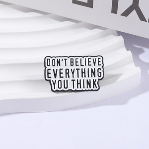 Spilla in smalto con citazione divertente 'Non credere a <span class=keywords><strong>tutto</strong></span> quello che pensi', per riflessione su se stessi, consapevolezza critica, distintivo da risvolto, gioiello regalo - Product Image 1