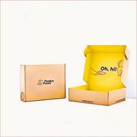 Boîte d'expédition et d'emballage cadeau en carton ondulé personnalisée de luxe avec gaufrage, réutilisable et biodégradable