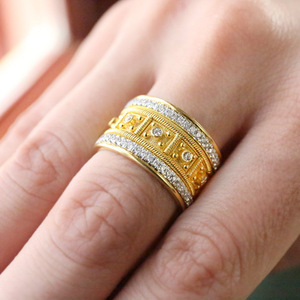 Anello in Stile Etnico Tono Oro, Gioiello Unisex in Lega con Cristalli, Design Minimalista per Uso Quotidiano - Product Image 2