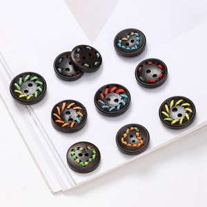 Manteau de bouton en bois de filetage de couleur mignonne directe d'usine et accessoire de bouton de vêtements pour enfants pour le lin de coton pour les poupées - Product Image 3