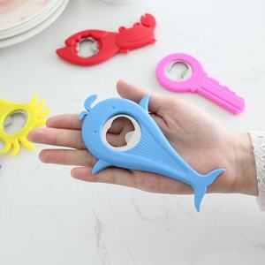 Material de silicona de cangrejo de dibujos animados regalo nuevo diseño abrebotellas de pescado forma personalizada abridor colorido - Product Image 4