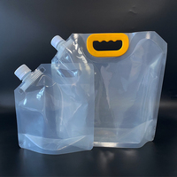 En stock, poche souple transparente avec bec verseur et buse d'aspiration pour le stockage de liquides, pour l'emballage de détergents et de peintures