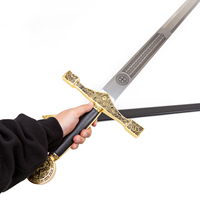 Espada Templaria Medieval de 122 cm con Empuñadura Cruzada y Emblema Religioso 	 Accesorios Metálicos Tallados y Bañados en Oro para Colección