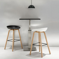 Tabouret de bar moderne en plastique avec dossier bas, pieds en bois massif, repose-pieds, pour intérieur/extérieur, salle à manger, cuisine, restaurant, café, bar à domicile