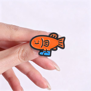 Broche en émail en forme de poisson orange mignon avec chaussures bleues pour la décoration de sac à dos - Product Image 2