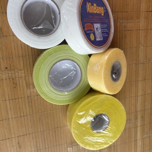 Tissu en <span class=keywords><strong>maille</strong></span> <span class=keywords><strong>de</strong></span> <span class=keywords><strong>fibre</strong></span> <span class=keywords><strong>de</strong></span> <span class=keywords><strong>verre</strong></span> à prix avantageux pour service <span class=keywords><strong>de</strong></span> découpe <span class=keywords><strong>de</strong></span> cloisons sèches, surface enduite, grande réduction - Product Image 1