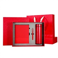 Coffret cadeau d'affaires en cuir personnalisable de luxe, comprenant un carnet A5, un stylo et une tasse isotherme.