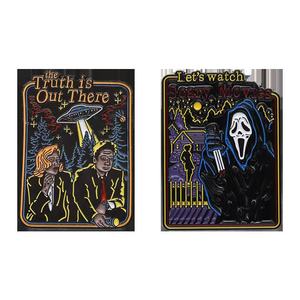 Fábrica de China, venta al por mayor, alfileres de solapa de huesos fantasmas, esmalte artesanal de Metal suave blanco y negro para Navidad, Día Nacional, Halloween - Product Image 6
