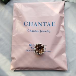 Sac d'expédition en polymailleur rose personnalisé, recyclable, pour vêtements - Product Image 1