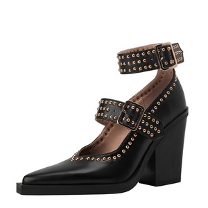 Sandales d'été à talons hauts et épais pour femmes, à bout pointu, avec boucles et clous métalliques, style escarpins de bureau - Product Image 3