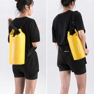 <span class=keywords><strong>Sac</strong></span> <span class=keywords><strong>de</strong></span> plage en PVC haute capacité ultraléger 2L OEM imperméable et <span class=keywords><strong>coloré</strong></span> pour hommes femmes pour les sports <span class=keywords><strong>de</strong></span> plein air la natation - Product Image 2