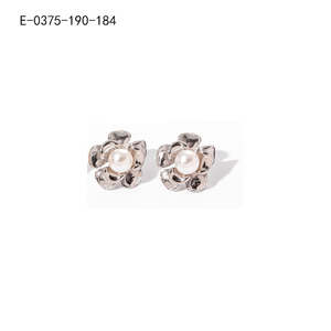 Pendientes de perlas de acero inoxidable 316L con baño de oro PVD, resistentes y sostenibles, para mujer. - Product Image 1