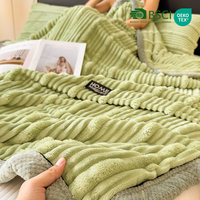 Couverture polaire côtelée rayée 100 % polyester anti-boulochage, douce et légère, pour lit et canapé, motifs quatre dessins animés unis, vente en gros