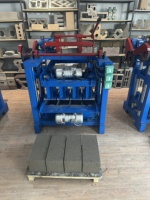 Vente directe d'usine de machine à fabriquer des briques semi-automatique 4-35, 4,8 kW, cycle de 35 secondes, adaptée aux briques creuses/pleines.