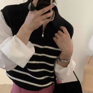 Pull sans manches et débardeur décontracté minimaliste pour femme, gilet tricoté rayé rétro à col zippé pour femme - Product Image 4