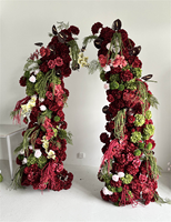 Arche florale de luxe verte et rose vif avec guirlande florale fuchsia pour décorations de table de mariage et de fête