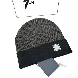 Gorro de Invierno Unisex de Lujo con Diseño a Cuadros y Pompón de Ganchillo, Diseño <span class=keywords><strong>en</strong></span> Relieve, Tejido Común, Estilo Bob de Diseñador - Product Image 1