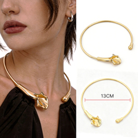 Boucles de collier à motif de feuilles florales dorées avec finition métallique enduite, bijoux décoratifs durables pour femmes