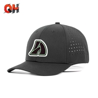 Casquette de baseball personnalisée à 6 panneaux, perforée au laser, en tissu imperméable, avec motif imprimé et logo brodé