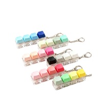 Porte-clés anti-stress en PVC style clavier macaron à quatre boutons, avec touches lumineuses – Jouet de décompression DIY pour tous les âges