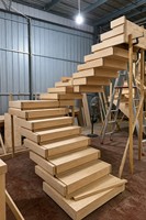 Escalier en bois flottant empilé pour villa, design avec garde-corps en verre