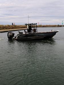 เรือตกปลาแบบมีคอนโซลกลาง ขนาด 24 ฟุต ตัวเรือทำจากอลูมิเนียม พร้อมเครื่องยนต์ - Product Image 6