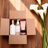Boîtes d'expédition en carton ondulé avec logo personnalisé, emballage en carton kraft pliable pour la livraison de produits de commerce électronique et l'expédition de vente au détail