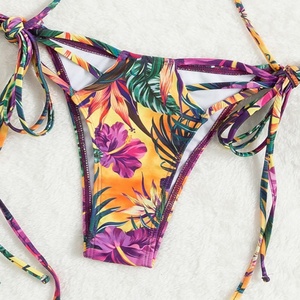 Bikinis de microtanga extremos florales para mujer madura, con logo personalizado, estampado, push-up y corte alto. - Product Image 4