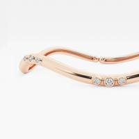 Bracelet minimaliste ondulé incurvé avec sertissage clos et diamants ronds, fermoir articulé, pour femme, usage quotidien