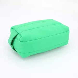 Bolsa <span class=keywords><strong>de</strong></span> cosméticos <span class=keywords><strong>de</strong></span> algodón acolchada <span class=keywords><strong>de</strong></span> nailon impermeable para <span class=keywords><strong>Amazon</strong></span>, bolsa <span class=keywords><strong>de</strong></span> <span class=keywords><strong>viaje</strong></span> portátil para solución <span class=keywords><strong>de</strong></span> almacenamiento <span class=keywords><strong>de</strong></span> artículos <span class=keywords><strong>de</strong></span> tocador, bolsa <span class=keywords><strong>de</strong></span> almacenamiento grande y esponjosa - Product Image 2
