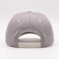 Casquette de baseball structurée à 5 panneaux personnalisée, bicolore gris et blanc, avec logo TR brodé, visière incurvée, en sergé de coton, vente en gros