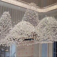 Lustre en cristal sur mesure ANNO, grand modèle, luminaire suspendu personnalisé avec design en verre cascade pour hall d'hôtel de luxe et villa