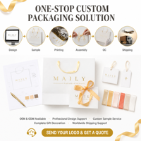 Sacs cadeaux en papier blanc de luxe personnalisés avec logo en feuille d'or, poignées en ruban satiné et étiquettes assorties pour les marques de mode, emballage de bougies