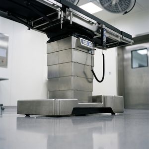 Mesa Quirúrgica Compatible con Imágenes Médicas Keling con Superficie Radiolúcida de Longitud Completa para Intervenciones Cardiovasculares - Product Image 6