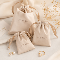 Pochette en satin personnalisée avec cordon de serrage, sac anti-poussière de luxe pour sacs à main, vêtements, chaussures, emballage avec logo imprimé pour marques de détail
