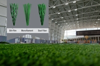 Gazon synthétique, tapis d'herbe artificielle, revêtement de sol sportif durable pour aménagement paysager, terrain de football, jardin