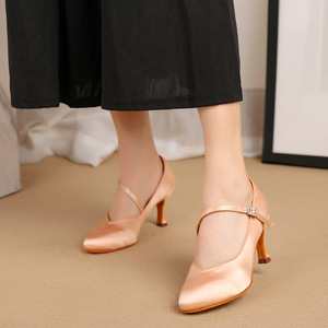<span class=keywords><strong>Chaussures</strong></span> <span class=keywords><strong>de</strong></span> <span class=keywords><strong>danse</strong></span> latine en satin avec bride élégante, semelle en daim, pour la <span class=keywords><strong>danse</strong></span> <span class=keywords><strong>de</strong></span> salon, jazz, moderne, avec strass et <span class=keywords><strong>talon</strong></span> pour <span class=keywords><strong>femme</strong></span> - Product Image 6