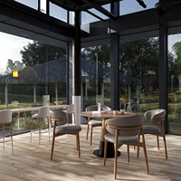 Design d'intérieur de café industriel moderne avec comptoir de bar en bois courbé et ensemble de mobilier de restaurant sur mesure