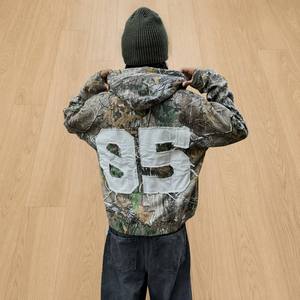 Sudadera con Capucha para Hombre, Estilo Grunge Y2K, con Logotipo Personalizado, Felpa de Algodón Grueso, Estampado Woodland, Aplique con el Número 85, Diseño Desgastado - Product Image 2