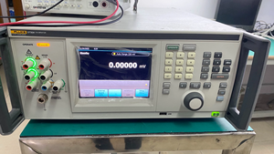 Calibrateur multifonction haute performance Fluke 5730A ± 1100 V ± 2.2 a 10 Hz ~ 1 MHz GPIB <span class=keywords><strong>RS</strong></span>-232 USB Ethernet - Product Image 2