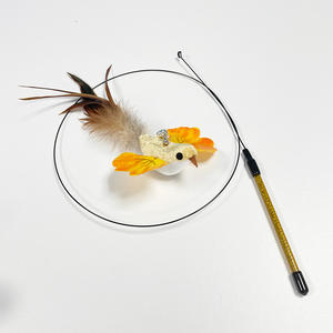 Venta al por mayor interactivo gato teaser varita gato teaser juguete con cabezas <span class=keywords><strong>de</strong></span> repuesto pájaros coloridos pluma ventosa - Product Image 1