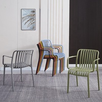 Échantillon gratuit de chaise de salle à manger en plastique polypropylène moderne et bon marché de haute qualité chaise de restaurant empilable en plastique respirant