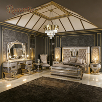 Lit turc classique de luxe, design capitonné symétrique, coloris argent et or, bois massif de qualité supérieure, idéal pour appartement, style européen