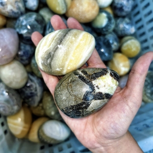 Liquidazione di Fabbrica: Uova di Cristallo Septarium, Uova Naturali di Diaspro Zebrato, Uova Naturali Lucidate a Forma di Cuore del Marchio YINGLAI, Pietra Naturale Curativa - Product Image 1