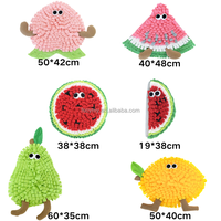 Schattig hondenspeeltje voor langzaam eten, snuffelmat met fruit (peer, perzik) en gerimpeld papier