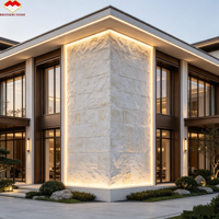 Pierre naturelle de culture, quartzite blanc avec mica et inclusions roses ou oranges pour la conception de revêtements muraux extérieurs de villas et d'hôtels